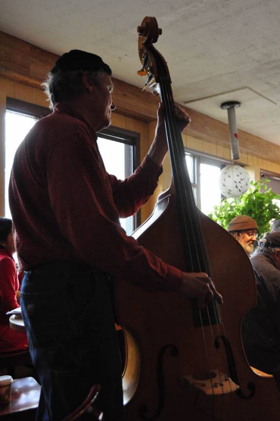 Fazendo música em um Cafe de Port Townsend, no estado de Washington, oeste dos Estados Unidos